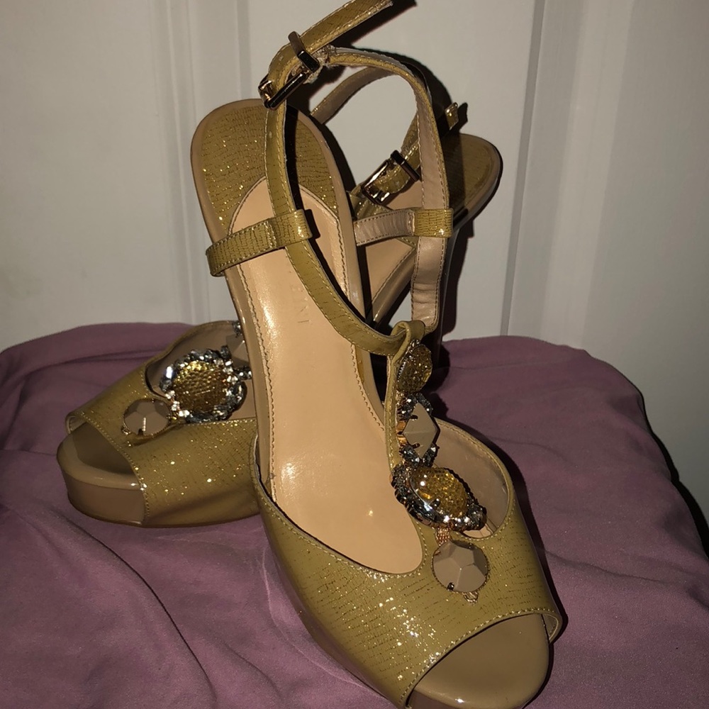 Gianni Bini brooch heels